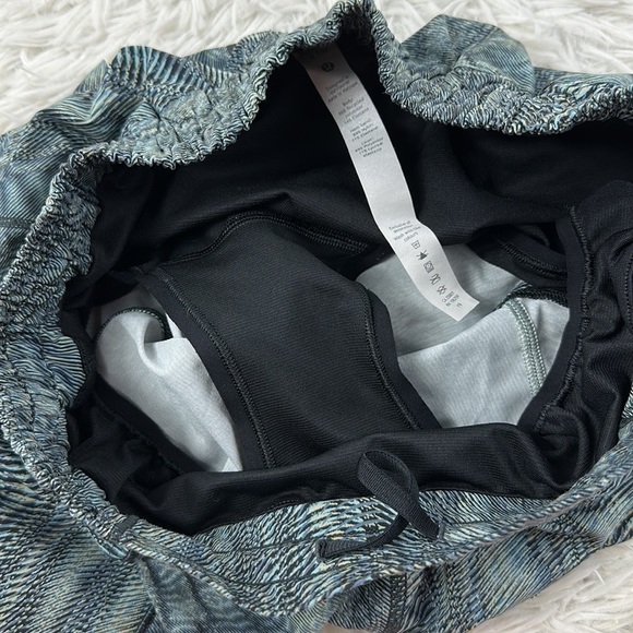 Lululemon Hotty Hot Low Rise Short 4" Dimensional Icing Blue Multi / Black - Picture 2 of 5